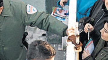 <b>LA AFICIÓN AGASAJÓ A LA PLANTILLA</b>. Torres firmó autógrafos a través de las vallas, al igual que Leo. Después hicieron que Agüero se bajara del coche. Pernía también fue requerido.