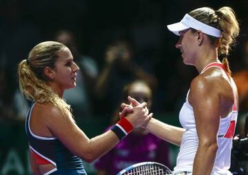 . Singapore (Singapore), 23/10/2016.- Angelique Kerber (R) of Germany shakes hands with Dominica Cibulkova of Slovakia after winning their singles round robin match of the BNP Paribas WTA Finals 2016 held at the Indoor Stadium in Singapore, 23 October 2016. (Singapur, Tenis, Singapur, Eslovaquia, Alemania) EFE/EPA/WALLACE WOON
