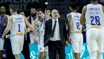 Pablo Laso con sus jugadores en un partido de la Euroliga.