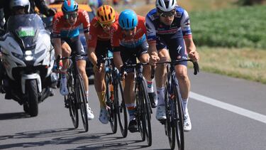 Bourg-en-bresse (France), 20/07/2023.- Danish rider Kasper Asgreen of team Soudal-Quick Step leads a breakaway group during the 18th stage of the Tour de France 2023, a 185kms race from Moutiers to Bourg-en-Bresse, France, 20 July 2023. (Ciclismo, Francia) EFE/EPA/MARTIN DIVISEK