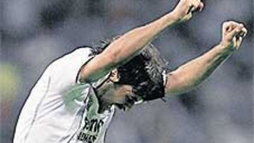 <b>ALEGRÍA. </b>Raúl festejó así, junto a sus compañeros, el triunfo ante el Espanyol.