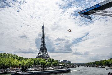 París acogió por segunda vez la segunda parada de las Series Mundiales de Red Bull Cliff Diving. Los espectadores tuvieron una vista alucinante de los participantes frente al monumento más famoso de Francia, la Torre Eiffel, compitiendo desde la plataforma de salto montada sobre el Sena.