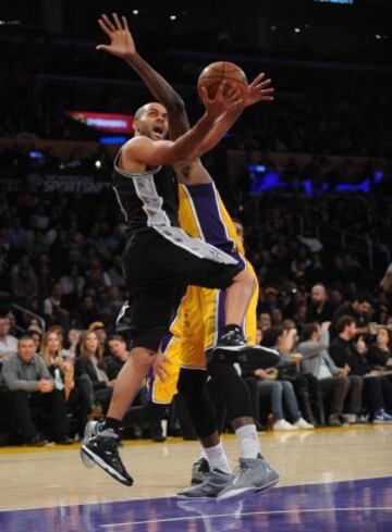 Tony Parker trata de anotar ante la defensa de Roy Hibbert.