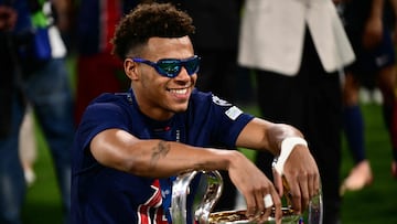 Doué posa con el título de la Champions League tras imponerse en la final al Inter de Milán.