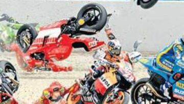 <b>POR LOS AIRES. </b>La caída múltiple de MotoGP en Montmeló ha sido la más espectacular del año y la de mayores consecuencias.