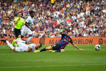 Imagen de la falta de Gonzalo Verdú a Lewandowski que le supuso la expulsión del partido por tarjeta roja directa en el minuto 13 del encuentro. 