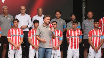 GIJÓN (ASTURIAS), 12/08/2024.- El entrenador del Sporting, Rubén Albés en la presentación del equipo este lumes. El Sporting tras el entrenamiento de hoy realizó un acto de presentación de la plantilla que tuvo lugar en la Plaza Mayor de Gijón ante unos 2.000 aficionados y en el que los seguidores tuvieron la ocasión de conocer en persona a las nuevas incorporaciones: Curbelo, Olaetxea, Caicedo, Dubasin y Bernal además de la continuidad de Otero, que sigue pero ya como fichaje y no como cedido como estaba en las dos temporadas precedentes. EFE/Paco Paredes