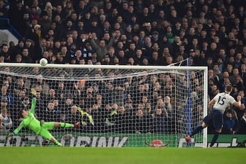 Eric Dier hits the bar in the shoot-out