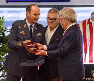 Javier Salto Martínez-Aval, Jefe de Estado Mayor del Ejército del Aire, junto a Enrique Cerezo, presidente del Atlético de Madrid. 