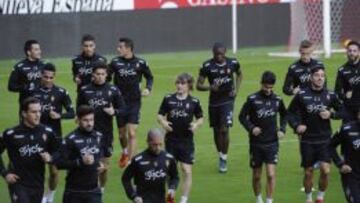 Los jugadores del Sporting de Gijón, durante el entrenamiento de hoy en El Molinón.