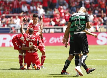 Uno de los duelos atractivos que tuvimos este fin de semana fue la recapitulación de la final pasada en el Clausura 2018 entre Toluca y Santos Laguna en el Estadio Nemesio Diez. Los ‘Choriceros’ lograron remontar e imponerse a los actuales campeones de la Liga MX en un partido bastante entretenido. Ambos equipos apuntan para retornar este semestre a la liguilla del futbol mexicano y soñar con volver a disputar el partido por el campeonato.