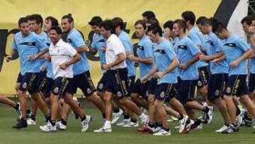 <b>RADIANTES. </b>La plantilla del Espanyol echó a correr ayer por la tarde en la Ciudad Deportiva. 21 jugadores y el cuerpo técnico estrenaron equipación y pretemporada.