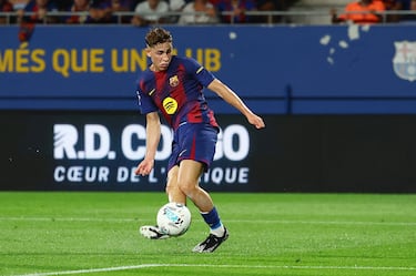 1-0. Ferran Torres asiste a Fermín López que se interna en el área del Valencia, y con la pierna derecha, manda el balón al palo largo de Julen Agirrezabala.