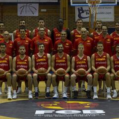 Los 16 de Benahavís posan con la camiseta de la Selección
