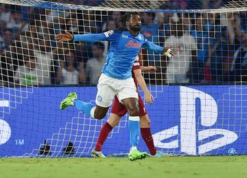 2-0. Andre-Frank Zambo Anguissa celebra el segundo gol.