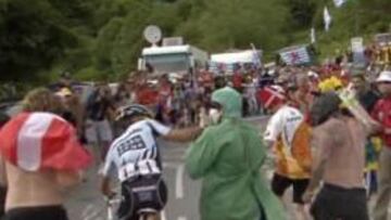 Contador tuvo que apartar a un hincha de un manotazo