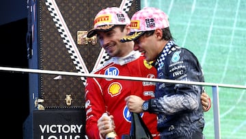 Leclerc, con Antonelli, en el podio del GP de Japón.