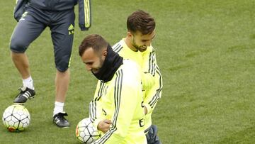 Jes&eacute; y Mayoral bromean durante un entrenamiento. 