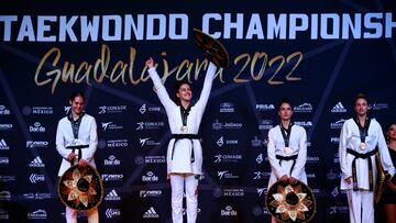 AME3728. GUADALAJARA (MÉXICO), 15/11/2022.- Desde la izquierda, la serbia Aleksandra Perisic (medalla de plata); la mexicana Leslie Soltero (medalla de oro); la española Cecilia Castro Burgos (medalla de bronce); y la brasileña Milena Titoneli (bronce) posan en el podio hoy, en la premiación de la categoría -67kg femenino del Campeonato Mundial de Taekwondo realizado en el Centro Acuático de Guadalajara (México). EFE/ Francisco Guasco