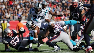 MCX32. Foxboro (United States), 01/10/2017.- Carolina Panthers quarterback Cam Newton (C) dives across the goal line for a touchdown against the New England Patriots in the fourth quarter at Gillette Stadium in Foxboro, Massachusetts, USA, 01 October 2017. (Disturbios, Estados Unidos) EFE/EPA/MATT CAMPBELL