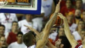 <b>INDIGNADOS.</b> Los juagdores españoles mostraban su enfado al final del encuentro, a algunos aún les dura.