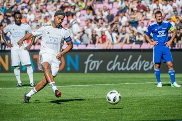 Ronaldinho intenta marcar de penalti.