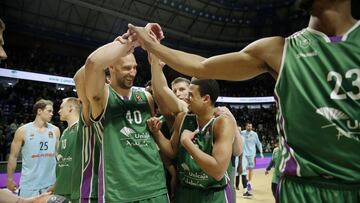 Alegría de los jugadores de Unicaja tras su victoria..
