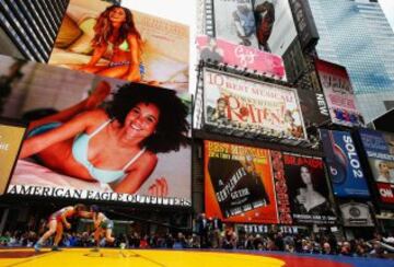 Haley Finn y Michaela Beck luchan en Times Square, Nueva York. 