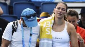 La colombiana Mariana Duque-Marino (d) abandona la pista tras sufrir una lesi&oacute;n durante su partido de primera ronda del Abierto de Australia.