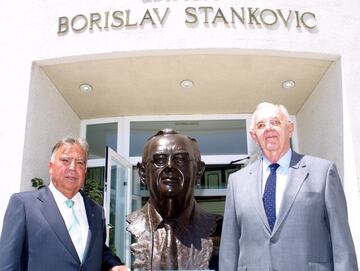 Pedro Ferrándiz con Borislav Stankovic y su busto, en la Fundación Ferrándiz.