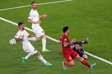 Gianluigi Donnarumma y Ozan Tufan.