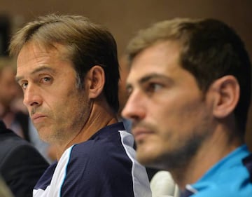 FC Porto's head coach Julen Lopetegui (L) and goalkeeper Iker Casillas (R) attend a press conference, on the eve of the UEFA Champions league Group G football match between FC Dynamo Kiev and FC Porto at the Olimpiysky stadium in Kiev on September 15, 201