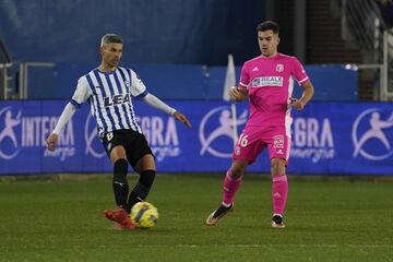 Tiene 38 años, pero como si fueran 25. De sus pies salió todo el caudal ofensivo del Alavés ante el Burgos, surtiendo de balones a los delanteros. En una de esas asistió a Abde, para que anotara el único tanto del partido, con un precioso pase envenenado desde la banda derecha.