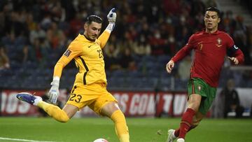 Ugurcan Cakir, portero de la selección turca, durante un partido.
