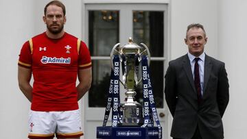 Rob Howley y Alun Wyn Jones, entrenador y capit&aacute;n de Gales, posan junto al trofeo RBS Six Nations.