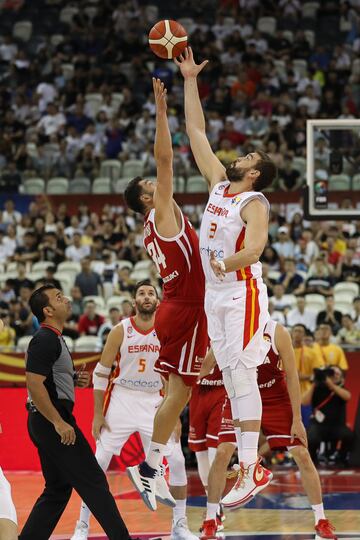 Adam Hrycaniuk y Marc Gasol luchan por el balón en el salto inicial.