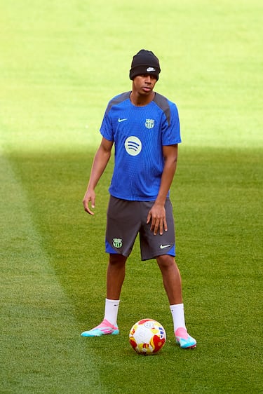 Todo parece indicar que Lamine ha cambiado de look para la final de la Copa del Rey y, en el entrenamiento previo, ha escondido su look para dar la sorpresa en el partido.