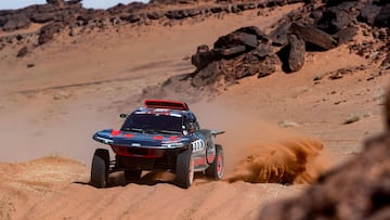 Al-ula (Saudi Arabia), 17/01/2024.- Carloz Sainz of Spain drives his Audi RS Q E-Tron E2 during Stage 10 of the 2024 Rally Dakar, in Al-Ula, Saudi Arabia, 17 January 2024. (Arabia Saudita, España) EFE/EPA/Aaron Wishart
