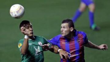 El defensa del Levante UD, David Navarro (d), lucha el bal&oacute;n con el delantero venezolano Jos&eacute; Rond&oacute;n, del Rubin Kazan, durante el partido de ida de octavos de final de la Liga Europa que los dos equipos disputan, esta noche, en el estadio Ciutat de Valencia, en Valencia.