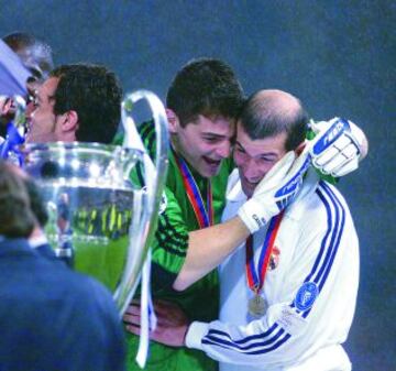 Iker Casillas y Zidane celebrando la victoria en la Final de Liga de Campeones disputada en Glasgow ante el Bayer Leverkusen alemán en 2002