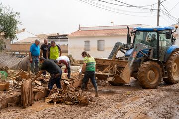 Varias personas recogen objetos de una vivienda inundada en Buenache de Alarcón, Cuenca, Castilla La-Mancha (España). 