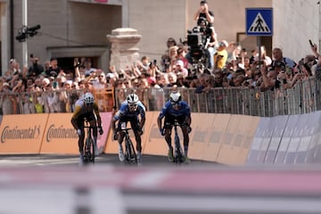 El ciclista asturiano llegando a meta. 