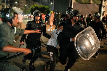 Un niño es detenido mientras las protestas lideradas por jóvenes que exigían reformas sanitarias y educativas se tornaron violentas en Salé, Marruecos.