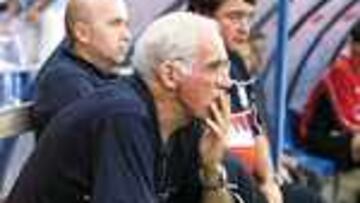 PENSATIVO. Luis y sus ayudantes piensan en hacer cambios.