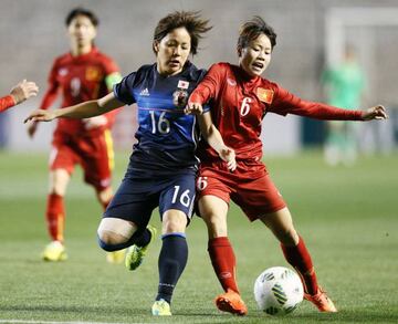 Japan's forward Mana Iwabuchi fights for the ball with Vietnam's midfielder Bui Thuy An.