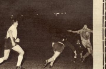 El 19 de enero del 1963 La U vence 6-3 a Colo Colo, con triplete del 'Tanque' Campos, que es hasta hoy el máximo goleador de estos duelos con 16 goles en 20 partidos).