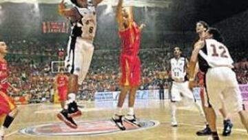 <b>HASTA CINCO DEFENSORES. </b>Ricky Rubio terminó el partido exhausto. Mijatovic, seleccionador serbio, utilizó hasta cinco jugadores en la defensa sobre el catalán.