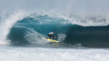 Joan Duru surfeando un tubo de 10 en el Lanzarote Quemao Class 2023.