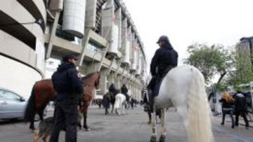 Agentes de la Unidad Canina y Caballer&iacute;a en el Santiago Bernab&eacute;u