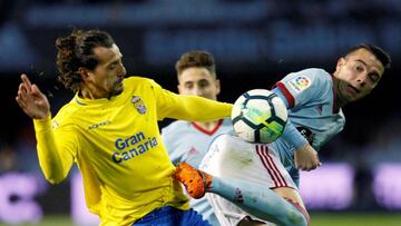 GRAF5596. VIGO, 05/03/2018.- El delantero del Celta de Vigo Iago Aspas (d) y el defensa de Las Palmas Mat&iacute;as Aguirregaray durante el partido de la vig&eacute;simo s&eacute;ptima jornada de Liga que disptuan en el estadio Balaidos de Vigo. EFE / Sal